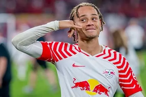 تقارير: حسم مصير تشافي سيمونز بعد فشل مفاوضاته مع بايرن ميونخ